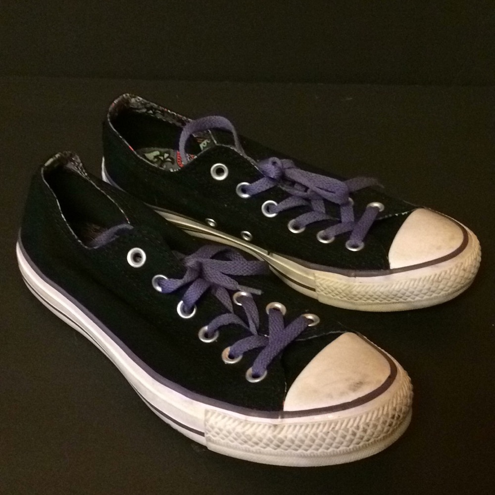 Women’s converse size 8 purple lace *SOLD*